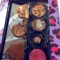 Para wanita pasti pernah merasakan penyesalan mendalam dan sakit hati saat melihat eyeshadow pecah. Apalagi kalau harganya mahal. Foto: Instagram @not26anymorebeauty