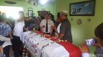 Foto: Tangis Haru Keluarga di Pemakaman Pilot Hanafie