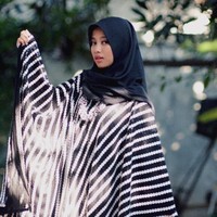 Memakai busana yang lebih resmi seperti kaftan atau dress membuat penampilannya lebih dewasa. Apalagi jika ia mengenakan riasan di wajahnya. Foto: Instagram/Ghaniyasalma