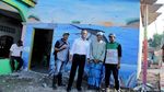Gaya Anies Foto Bareng Warga di Kampung Nelayan Warna-Warni