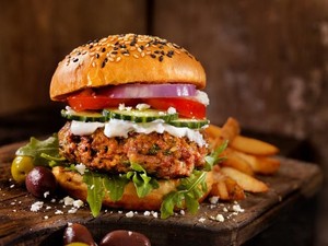 Orang Prancis Kini Lebih Doyan Makan Burger daripada Baguette