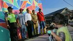 Gaya Anies Foto Bareng Warga di Kampung Nelayan Warna-Warni