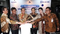 Hadir dalam acara tersebut Direktur Digital Banking dan Teknologi Informasi BRI Indra Utoyo, Sekjen Kemenristekdikti Ainun Naim, Menristekdikti M Nasir, Direktur Utama BRI Suprajarto, Direktur Konsumer BRI Handayani dan Direktur Hubungan Kelembagaan BRI Sis Apik Wijayanto menekan tombol sebagai tanda diluncurkannya student loan Briguna Flexi Pendidikan di Jakarta, Rabu (21/3/2018).