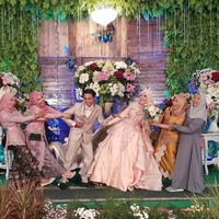 Baik Anies dan Jokowi pun terlihat bahagia di hari pernikahannya itu.  Selamat menempuh hidup baru Anies dan Jokowi! Foto: Instagram