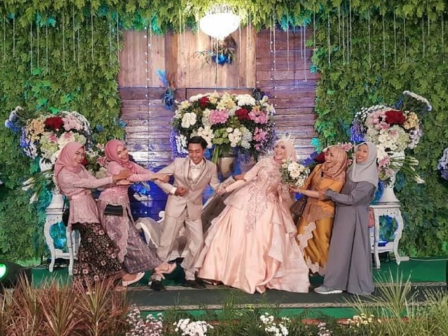 Baik Anies dan Jokowi pun terlihat bahagia di hari pernikahannya itu.  Selamat menempuh hidup baru Anies dan Jokowi! Foto: Instagram