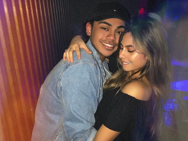 Ini momen manis dan mesra lainnya antara Rafi dan Valerie. Keduanya tampak berada di club malam.  Foto: dok. Instagram