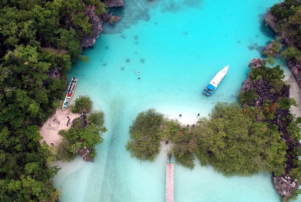 Untuk menuju ke Pulau Bair, butuh waktu kurang lebih 1 jam naik kapal. Naiknya dari Pelabuhan Watdek atau dari Pelabuhan Dullah di Kota Tual. (Sendy Aditya/Istimewa) Untuk menuju ke Pulau Bair, butuh waktu kurang lebih 1 jam naik kapal. Naiknya dari Pelabuhan Watdek atau dari Pelabuhan Dullah di Kota Tual. (Sendy Aditya/Istimewa)