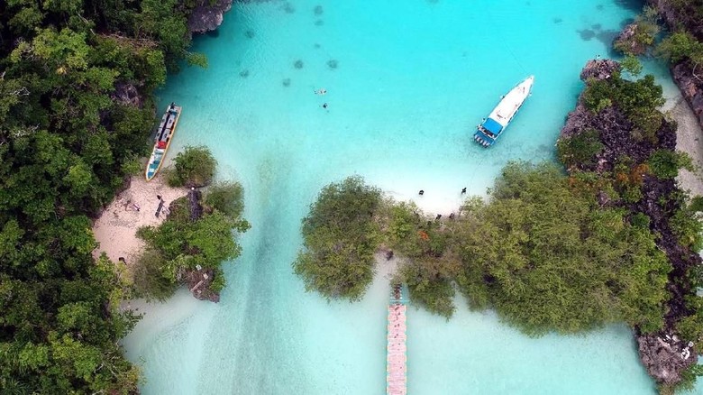 Foto Drone Pulau Bair Foto Drone Pulau Bair, Kepulauan Kei, Maluku Tenggara