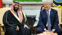 AS resmi menyetujui kontrak pertahanan dengan Arab Saudi senilai lebih dari US$ 1 miliar saat putra mahkota Saudi, Pangeran Mohammed bin Salman, mengunjungi AS. Kontrak militer itu terdiri atas kesepakatan rudal antitank senilai US$ 670 juta (Rp 9 triliun), kontrak perawatan helikopter senilai US$ 106 juta (Rp 1,4 triliun) dan kontrak suku cadang kendaraan militer di darat senilai US$ 300 juta (Rp 4 triliun). Totalnya mencapai US$ 1,076 miliar (Rp 14,6 triliun). (Foto: Mandel Ngan/AFP/Getty Images)