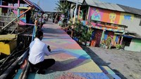 Perkampungan ini berada di daerah Kamal Muara, Penjaringan, Jakarta Utara. Ide ini muncul dari Ketua Lembaga Musyawarah Kelurahan (LMK) Kamal Muara, Casdin. Dia prihatin karena kampung ini kumuh, padahal turis yang hendak ke Pulau Seribu transit di sini.