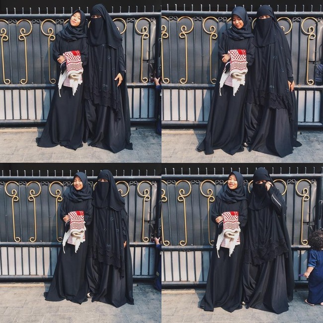 Berfoto bersama ibunya, Dian, Ghaniya Salma kompak memakai busana hitam saat Idul Adha. Masih remaja, tapi tingginya sudah sama dengan sang bunda, bahkan lebih tinggi sedikit. Foto: Instagram/Ghaniyasalma