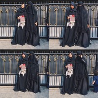 Berfoto bersama ibunya, Dian, Ghaniya Salma kompak memakai busana hitam saat Idul Adha. Masih remaja, tapi tingginya sudah sama dengan sang bunda, bahkan lebih tinggi sedikit. Foto: Instagram/Ghaniyasalma