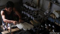 Kawasan Pasireurih, Kab Bogor memang menjadi salah satu sentra pembuatan sepatu dan sendal.