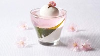 Grand Hyatt Tokyo membuat Sakura Blancmange. Berupa lapisan jelly sakura dan blancmange (mirip pannacotta) rasa sakura. Dessert ini disempurnakan dengan kelopak bunga sakura. Foto: Tokyo Weekender