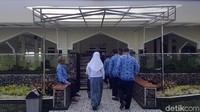 Jamaah dan pengunjung yang berkunjung ke Masjid At Taqwa bisa melihat pagar akuarium yang ada. Malah pagar itu jadi daya tarik wisatawan (Syahdan/detikTravel)