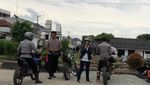 Berjaket Kulit, Rini Soemarno Dibonceng Polisi Pakai Motor Trail
