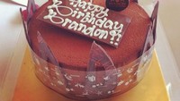Kayaknya Brandon dekat banget ya sama teman-temannya. Kue cokelat ini diberikan temannya saat ia berulang tahun. Ternyata pertemanan anak laki-laki bisa seromantis ini juga. Foto: Instagram @brandonsalim