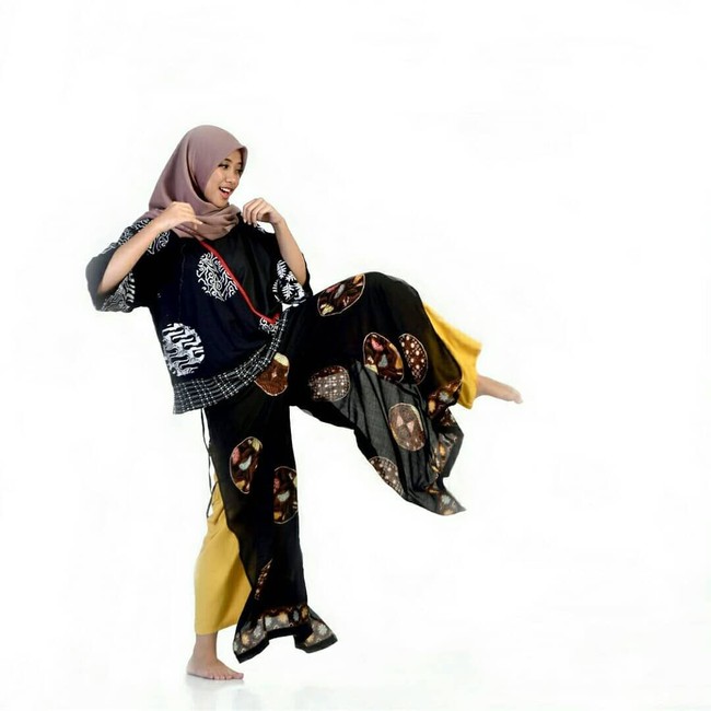 Hingga saat ini belum diketahui apakah Ghaniya didukung untuk menjadi model atau tidak oleh orang tuanya. Namun, ia beberapa kali ikut pemotretan bersama Studio Jas Merah. Foto: Instagram/Ghaniyasalma