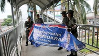 Spanduk yang diturunkan itu dipasang di JPO Jalan Letjen Suprapto, Cempaka Putih, Jakarta.
