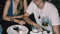 Foto makan choco lava bareng Cinta Lauranya sih biasa, tapi keterangan fotonya luar biasa. Brandon menulis, Kalau kamu fikir dia cantik di luar saja kamu salah, karena hati dia LEBIH CANTIK. Foto: Instagram @brandonsalim