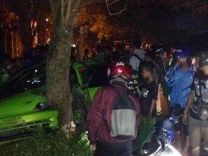 Kejar-kejaran Mobil Berakhir Celaka, Sopir Luka Tabrak Pohon