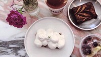 Aneka cake dan minuman kopi populer bisa dipesan di sini. Dari cake cokelat, blueberry hingga meringue.Foto: Instagram: oneinamillion_seoul