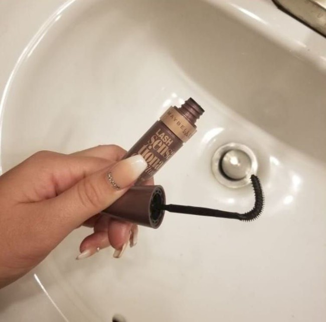 Meski masih bisa dipakai, maskara bengkok pasti bikin para pecinta makeup kesal. Foto: Twitter @RadomiraTheRed