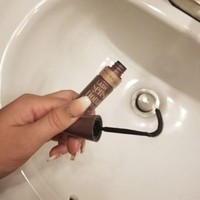 Meski masih bisa dipakai, maskara bengkok pasti bikin para pecinta makeup kesal. Foto: Twitter @RadomiraTheRed