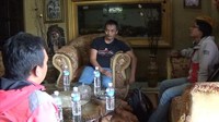 Mujiono menceritakan kejadian itu saat ditemui di rumahnya, Rabu (21/3/2018). Dia mengaku kaget kardus yang diperoleh dari pembeli rumahnya hanya berisi uang mainan dalam bentuk rupiah dan dollar AS. (Foto: Adhar Muttaqin/detikcom)