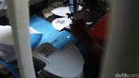 Mereka hanya memproduksi, sementara untuk merek berdasarkan pesanan toko.