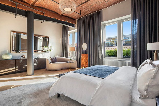 Meskipun berkesan unfinished tidak mengurangi kesan mewah karena material yang digunakan pun berkualitas premium seperti kayu oak dan marmer. Foto: Dok. Stribling Marketing Associates