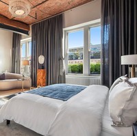 Meskipun berkesan unfinished tidak mengurangi kesan mewah karena material yang digunakan pun berkualitas premium seperti kayu oak dan marmer. Foto: Dok. Stribling Marketing Associates