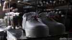 Foto: Melihat Produksi Sepatu Rumahan