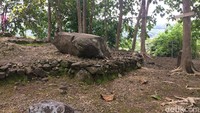 Foto: Penelitian dari Arkenas dan Dinas Pariwisata, ditemukan abu jenazah yang disimpan dalam sebuah kendi kemudian disimpan dibawah batu besar diatasnya, yang kaki-kakinya terdapat tiga batu penyanggah batu bagian atas. (Dadang Hermansyah/detikTravel)