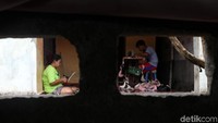 Hampir setiap rumah di daerah ini memproduksi sepatu/sendal lokal.