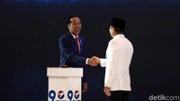 Jokowi berjabat tangan dengan Hary Tanoesoedibjo.