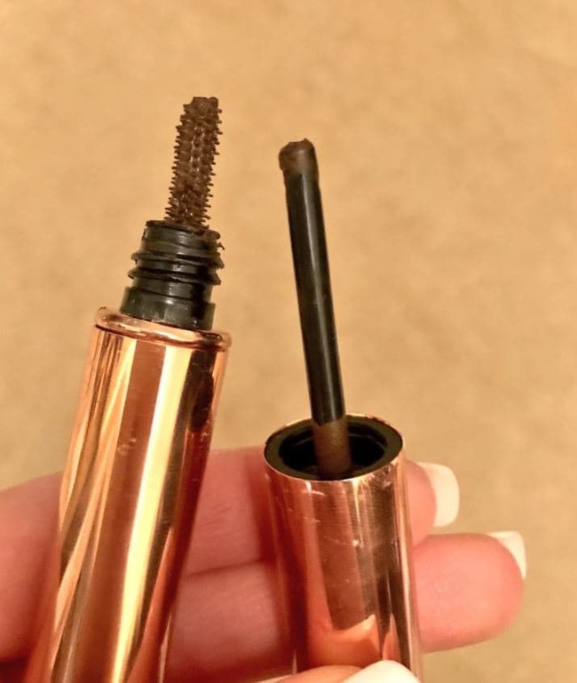 Maskara patah ketika ingin dandan maksimal menjadi salah satu bencana makeup yang bikin wanita ingin menangis. Foto: Twitter @nikdigital