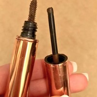 Maskara patah ketika ingin dandan maksimal menjadi salah satu bencana makeup yang bikin wanita ingin menangis. Foto: Twitter @nikdigital