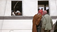 Evakuasi dilakukan terhadap anak dan wanita terlebih dahulu. REUTERS/Bassam Khabieh.