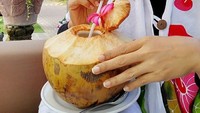Air kelapa muda sepertinya jadi minuman favorit Hughes. Ia menikmatinya saat sedang bersantai di pantai Bali. Slurpp! Foto: Instagram hughes.dewi