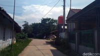 Harga menjadi salah satu penyebab warga enggan pindah. Dia menjelaskan, pada tahun 2000 saja harga tanah masih murah yakni Rp 50 ribu per meter2. Harga tersebut masih bertahan sampai 2010.
