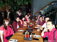 Menang 'DiTraktir Detikcom,' Yohanna Ajak 15 Teman Kantor Makan Steak
