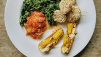 Sakit saraf kejepit jadi titik balik Hughes untuk mengurangi berat badan. Kali ini ia memasak sendiri olahan bayam, talas bungkus wijen, pisang bakar dan sambal dadak. Nyamm! Foto: Instagram hughes.dewi