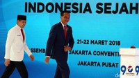 Jokowi didampingi Hary Tanoesoedibjo naik ke podium untuk menyampaikan pidato.