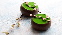 Dessert ini dinamai Flower Garden. Terinspirasi kebun tradisional Jepang dengan isian jelly sakura dan mousse rasa sakura. Pelengkapnya cokelat sakura yang legit manis dan cherry. Kreasi ini dibuat Mandarin Oriental Jepang. Foto: Tokyo Weekender
