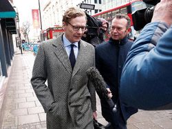 Dua Orang Ini Bikin Facebook dan Zuckerberg Dihantam Krisis