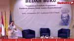 Momen Prabowo Tunjukkan Novel Tentang Indonesia Bubar 2030