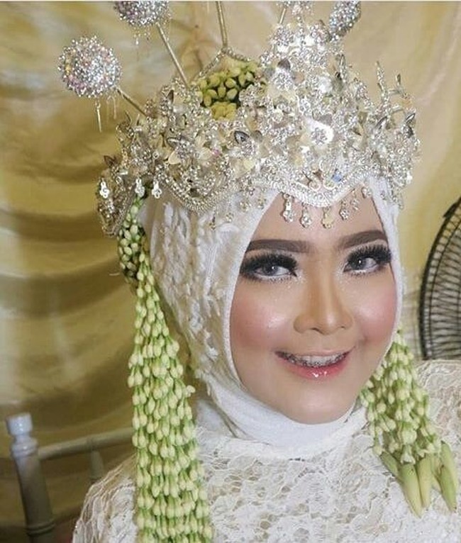 Kalau aku memang Anies, masku kebetulan namanya Joko Widodo. Nah pas presiden jadi Joko Widodo, akhirnya masku ikutan dipanggil Jokowi sama teman-temannya. Desain undangannya kebetulan ada nama panggilan gitu, jadi ya sekalian. Sekalian menyatukan para kubu, terangnya saat dihubungi Wolipop. Foto: Instagram