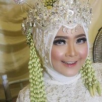 Kalau aku memang Anies, masku kebetulan namanya Joko Widodo. Nah pas presiden jadi Joko Widodo, akhirnya masku ikutan dipanggil Jokowi sama teman-temannya. Desain undangannya kebetulan ada nama panggilan gitu, jadi ya sekalian. Sekalian menyatukan para kubu, terangnya saat dihubungi Wolipop. Foto: Instagram