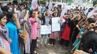 Dalam aksinya, para wanita ini membawa semangka dan poster-poster yang mengecam komentar Profesor Jouhar. Foto: timesofindia.indiatimes.com